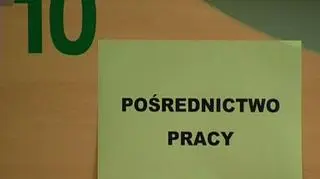 Bezrobotny, zawsze ubezpieczony – tak można by sparafrazować znane polskie powiedzenie. A, że rośnie liczba bezrobotnych w Polsce, rośnie pula pieniędzy, które za ich ubezpieczenie płacić muszą Urzędy Pracy. Ministerstwo Zdrowia zaraz po wakacjach zaproponuje więc nowe przepisy, które ograniczą liczbę osób rejestrujących się jako bezrobotne tylko po to, by zdobyć ubezpieczenie. Kto na tym skorzysta?