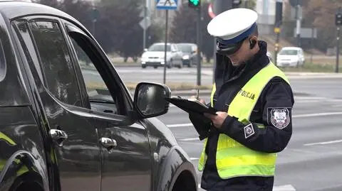 Policja częściej sięga po monitoring i daje mandaty