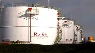 04.02 | Należąca do Orlenu litewska rafineria Możejki od lat nie działa pełną parą, bo Rosjanie odcięli do niej dopływ ropy. Teraz "Puls Biznesu" donosi, że należący do państwa koncern nosi się z zamiarem sprzedania rafinerii właśnie Rosjanom. (TVN CNBC Biznes)