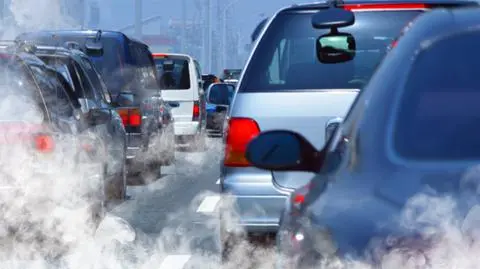 Znika zapis o strefach czystego transportu. Aktywiści ostrzegają przed falą szrotów