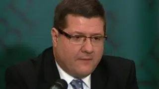  - Nasz system bankowy jest bezpieczny - zapewniał dzisiaj szef banku centralnego w Polsce Sławomir Skrzypek podczas wspólnej konferencji Narodowego Banku Polskiego i Związku Banków Polskich. NBP i ZBP przyjęły pakiet zaufania dla banków, który jutro zostanie przedstawiony instytucjom finansowym. Ma on zachęcić banki do większej ufności i pożyczania sobie pieniędzy. To z kolei powinno przynieść spadek oprocentowania na rynku międzybankowym. Tymczasem minister finansów przygotował pakiet aktów prawnych, które mają wzmocnić stabilność finansową Polski.