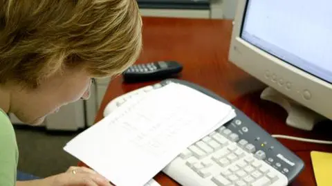 Urzędnicy zarabiają coraz więcej