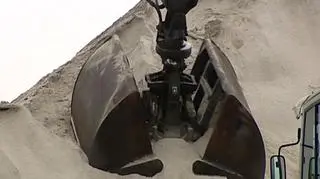 Solny duopol przełamany. Firma z Elbląga postanowiła sprowadzić sól do posypywania dróg z Białorusi. Wygrała też przetarg na dostawy dla Regionalnej Dyrekcji drogowej w warmińsko-mazurskiem. Przedstawiciele firmy deklarują, że są w stanie dostarczać sól także innym ośrodkom. Tymczasem zapisów nie przyjmuje już KGHM, a w kłodawskiej kopalni soli na załadunek trzeba dobę. Patrycjusz Wyżga