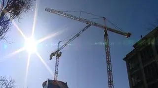 Gospodarka rozwija się co raz, spada dynamika eksportu a inflacja, spadać nie chce do tego cały czas spore zawirowania na rynkach walutowych - i słabnąca rodzima waluta. Co oznaczają te dane i co z wulkanem ma wspólnego złoty.