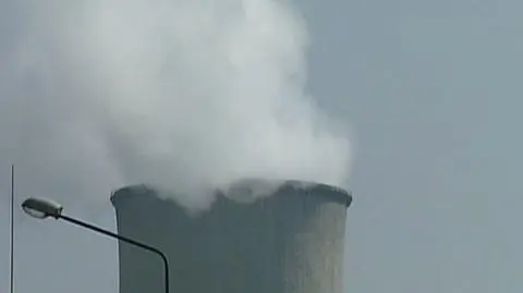 Trwa dwudniowy szczyt Unii Europejskiej, a na nim ważą się losy także Polskiej składki finansowej na redukcję emisji CO2 w krajach najbiedniejszych. Przewodząca Unii Europejskiej Szwecja, chce aby na grudniową konferencję klimatyczną było gotowe stanowisko wspólnoty w tej sprawie. Polska chce, aby poziom składek był uzależniony od dochodu narodowego brutto, a nie od poziomu emisji dwutlenku węgla. To drugie rozwiązanie byłoby dla nas niekorzystne, ale optują za nim bogate kraje EU. Karolina Hytrek – Prosiecka.
