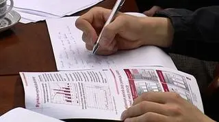 Opcje walutowe - wiszą nad polskimi firmami. Przedstawiciele przedsiębiorstw, które zawarły opcyjne kontrakty obwiniali bankowców o brak rzetelnej informacji, a bankowcy odbijali piłeczkę twierdząc, że przecież wiele firm wcześniej sporo na opcjach zarobiło zatem nie może być mowy o niewiedzy. Swoje rozwiązanie problemu zaproponował też minister gospodarki Waldemar Pawlak. Jednak ani szukanie winnych, ani rządowe zainteresowanie problemem nie oddalają widma bankructwa wielu biznesów i poważnych kłopotów dla polskiej gospodarki. 
