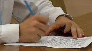 Kredyt hipoteczny nie zawsze taki piękny jak go bank w reklamie maluje. Wiele osób zaciągając zobowiązanie finansowe na wiele lat musi pogodzić się z tym, że pierwotne warunki oferty, często różnią się od tego co ostatecznie zawiera umowa kredytowa. Czy rzeczywiście jesteśmy bezbronni wobec nie do końca uczciwych praktyk?