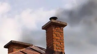 Olejem z silnika palą w piecu