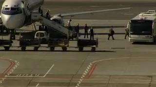 Lot Czarters to nowa marka polskich linii lotniczych - będzie nie tylko wynajmować samoloty agencjom turystycznym, ale też sprzedawać bilety indywidualnym klientom. Docelowo nawet około jednej piątej miejsc przewoźnik przeznaczy dla prywatnych turystów. Szczegóły sprawdzał Patrycjusz Wyżga.