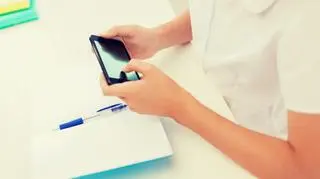 Telefony w szkołach przestaną dzwonić? Dobrowolny zakaz może to zmienić