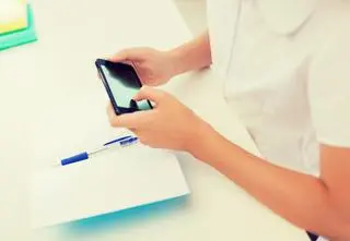 Telefony w szkołach przestaną dzwonić? Dobrowolny zakaz może to zmienić