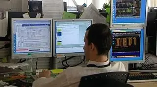 Finansowa transfuzja bezwzględnie konieczna - twierdzą bankowcy. Ich zdaniem bez obniżenia rezerwy obowiązkowej a tym samym wtłoczenia kolejnych środków do systemu może zabraknąć pieniędzy na akcję kredytową. Dodatkowo chcą, by rządowe gwarancje pożyczek na rynku międzybankowym z definicji były gwarantowane przez rząd, a nie tylko w przypadku gdy któryś z banków o taką pomoc się zwróci. Nie ma takiej konieczności odpowiadają przedstawiciele Narodowego Banku Polskiego. 