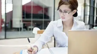 pracownik firma przedsiębiorstwo bezrobocie praca kobieta 3