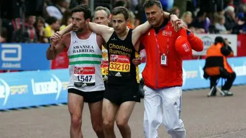 Kosztem wyniku pomógł nieznajomemu. Wspaniały gest podczas maratonu