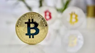 Mężczyzna chce odzyskać bitcoiny, które ukrył na dysku