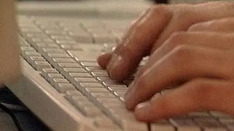 Program komputerowy "rozpracuje układ"