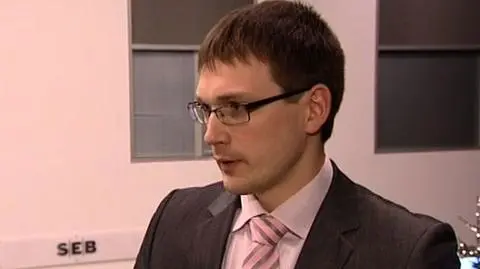 Estonia już w strefie euro. 1-go stycznia ten nadbałtycki kraj przyjął oficjalnie wspólną walutę mimo, że wielu sceptyków nazywało euroland tonącym Titanikiem. Po to, by spełnić kryteria z Maastricht, Estonia musiała ciąć wydatki budżetowe i podnosić podatki, przypomina Riho Unt prezes banku SEB w Estonii.