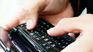 W pozwie zwrócono uwagę, że przeciętny użytkownik telefonu korzysta z niego od 80 do 180 godzin rocznie