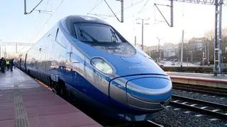 Zaskakująca sytuacja miała miejsce w poniedziałek w Krakowie. Janina Ochojska, założycielka Polskiej Akcji Humanitarnej, nie została wpuszczona na pokład pociągu. „Pendolino Kraków-Warszawa o 8.03 nie wzięło mnie na pokład, ponieważ nie przysługuje mi wejście przez platformę” – napisała na Twitterze Janina Ochojska, która porusza się o kulach. Według niej konduktorzy mieli tłumaczyć, że przepisy umożliwiają im uruchomienie platformy „tylko dla osób na wózku”. „Wydawało mi się, że nowoczesne Pendolino będzie dla mnie szansą na normalne podróżowanie koleją. Okazało się, że jest zupełnie inaczej” – żali się Ochojska. Co na to PKP? „Winda, w którą wyposażony jest każdy pociąg Pendolino, jest dedykowana osobom, które poruszają się na wózkach” – przyznała Zuzanna Szopowska rzeczniczka PKP Intercity