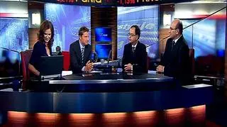 Od pierwszego stycznia rząd planuje podwyżkę stawek podatku VAT do 5, 8 i 23 procent. Najniższą 5 procentową stawką miałby zostać objęte podstawowe produkty żywnościowe. Dzięki temu podwyżka VAT-u byłaby mniej dotkliwa dla ludzi biedniejszych którzy znaczną cześć swoich dochodów wydają na żywność. Tymczasem według zamierzeń resortu finansów takie produkty jak np. cukier czy przetwory owocowe miałby zostać objęte nie najniższą, a wyższą 8 procentową stawką. Więcej na temat zmian w rozmowie Rafała Wojdy z Andrzejem Gantnerem z Polskiej Federacji Producentów Żywności oraz z Januszem Orłowskim z Kancelarii Nowakowski i Wspólnicy. 
