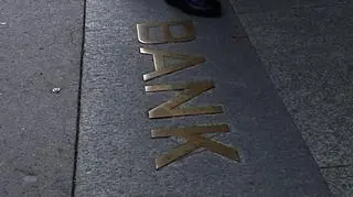 Waluty obce drożeją - drożeją także zaciągnięte w nich kredyty. Warto zatem zadać pytanie o przyszłość. Czy to pora na wcześniejszą spłatę kredytu walutowego, zanim podrożeje jeszcze bardziej? A może należy spokojnie poczekać, bo obecne osłabienie złotego to jedynie przejściowa sytuacja?
