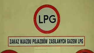 Ponad dwa miliony samochodów na gaz - i zapewne będzie więcej. Drożyzna na stacjach benzynowych sprawia, że Polacy znowu częściej odwiedzają warsztaty, gdzie montuje się instalacje LPG. Przestała ich odstraszać nawewt wizja podwyżki akcyzy, planowanej od nowego roku. Co ciekawe - najlepszymi klientami takich warsztatów są posiadacze świeżo sprowadzonych aut.. ze stanów zjednoczonych.
