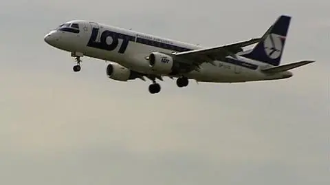 Spośród linii lotniczych, którymi Polacy podróżują najczęściej, najmłodszą flotę mają najwięksi europejscy tani przewoźnicy - Ryanair i EasyJet. Reszta linii lotniczych korzysta jednak ze starszego sprzętu, zaś na dostawę nowych samolotów muszą nadal czekać. Efekt? Ciągłe usterki i opóźnienia lotów. Ceny paliw nie polepszają sytuacji...