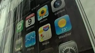 Sprzedająca w Polsce IPhony sieć Orange postanowiła skorzystać z nietypowej formy reklamy - przed swoimi salonami ustawiła sztuczne kolejki. W naszym materiale o tym, dlaczego sztandarowy produkt Apple'a stał się nieomal przedmiotem kultu. 