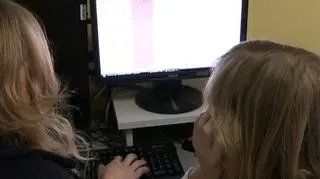 Komputer dla każdego - nie teraz i nie dla każdego. Pilotażowy program rządu który miał sprawić gimnazjaliści dostaliby na własność laptopa w zawieszeniu. Bo zamiast 25 milionów na jego realizację będzie tylko pięć. O wątpliwej oszczędności, która może kosztować co najmniej 17 milionów złotych - Łukasz Kijek.