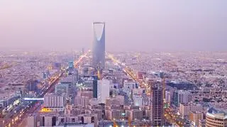 To Arabia Saudyjska stoi za niskimi cenami ropy? "Jej gospodarka ekstremalnie zależy od tego surowca"
