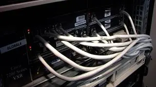 42 piętro budynku w centrum Warszawy i bezpieczeństwo pieniędzy - wspólnym mianownikiem zdaje się być tutaj PLIX, czyli system, który obsługuje największych operatorów w polskiej sieci. Piątkowa awaria pokazała, jak niewiele potrzeba, aby sparaliżować chociażby pracę systemów bankowości elektronicznej. Patrycjusz Wyżga.