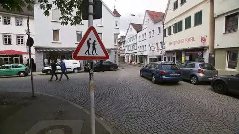 Uwaga na "smombie". Niemiec postawił własny znak przy drodze