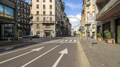 Eksplozja w centrum Mediolanu. Czarny słup dymu nad miastem