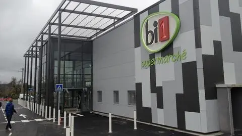 W Auchan i Real zmieniają barwy w 10 marketach