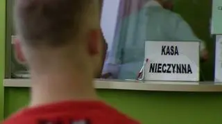 Polacy na zwolnieniu, bo zwalnia gospodarka. Okazuje się, że przed utratą pracy uciekamy w utratę zdrowia. Zdrowie tracą więc rządzący, bo coraz więcej kosztują ich nasze nerwy na wypadek gdybyśmy stracili pracę. Na wypadek może więc zabraknąć pieniędzy, bo w budżecie ZUS-u niebawem zobaczyć możemy dno.