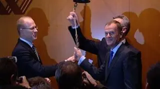 Miało być dobrze, a było wręcz fantastycznie. Tak można jednym zdaniem podsumować debiut giełdy na giełdzie. Inwestorzy indywidualni - jeśli postanowili sprzedać zarobili i to całkiem sporo jeśli wziąć pod uwagę procentowy wzrost cen akcji. Emocji było dużo, ale widać było wyraźnie, że nie był to główny czynnik zachęcający do zakupów. Przed władzami nowej giełdowej spółki bardzo trudne zadanie. Drugiego debiutu już nie będzie i trzeba znaleźć inne, równie ciekawe sposoby na przyciąganie nowych, także zagranicznych spółek oraz dodatkowego kapitału, który będzie generował przychody i zyski.