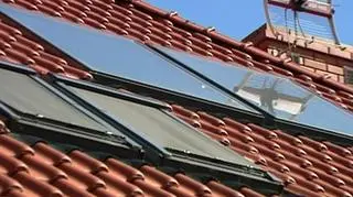 Energia prosto z nieba do wykorzystania od zaraz. Potrzebne jest słońce, dobra lokalizacja domu i specjalne kolektory, które w polskich warunkach mogą zaoszczędzić nam nawet 70 procent wydatków na ogrzanie wody. O tym jak skutecznie wykorzystywać energię słoneczną w materiale Marka Klapy.