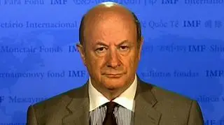 Złoty chudnie w oczach. Euro w czwartek było najdroższe wobec złotego od dwóch lat. Zdaniem ministra finansów osłabienie polskiej waluty nie ma nic wspólnego z atakiem spekulacyjnym. Jak powiedział Jacek Rostowski słaby złoty to wynik nieuzasadnionych reakcji na globalny nastrój na rynkach. Szef resortu finansów dodał, że jeśli na złotym jednak toczy się gra - to przegrają właśnie spekulanci. Na razie nie ma niebezpieczeństwa przekroczenia progu ostrożnościowego 55% relacji długu do PKB z powodu taniejącego złotego, dodał minister.