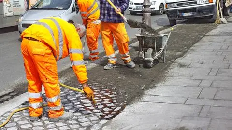 Rzym. Więźniowie pracują przy usuwaniu dziur na ulicach