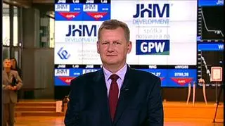 Kolejny deweloper wchodzi na warszawską giełdę, w dość nieciekawym momencie zresztą dla rynków. JHM Development działa w branży nieruchomości mieszkaniowych, ale jest też właścicielem 90% akcji spółki Marywilska 44, która zarządza centrum hal targowych powstałym jako alternatywa dla zlikwidowanego jednego z największych bazarów - Jarmarku Europa. Naszym gościem był Jerzy Mirgos, Dyrektor Geenralny JHM Development.