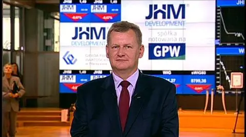 Kolejny deweloper wchodzi na warszawską giełdę, w dość nieciekawym momencie zresztą dla rynków. JHM Development działa w branży nieruchomości mieszkaniowych, ale jest też właścicielem 90% akcji spółki Marywilska 44, która zarządza centrum hal targowych powstałym jako alternatywa dla zlikwidowanego jednego z największych bazarów - Jarmarku Europa. Naszym gościem był Jerzy Mirgos, Dyrektor Geenralny JHM Development.