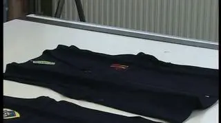 Były szyte na miarę, ale dzisiaj uwierają - mundurki szkolne - Przywrócony do łask za czasów Romana Giertycha obowiązek noszenia w szkołach specjalnych strojów - po wyjątkowo krótkim okresie zostaje zniesiony. Problem mają szkoły, które podpisały kilkuletnie umowy z dostawcami, ale jeszcze większy kłopot mają te firmy, które swoje plany na najbliższe lata oparły właśnie na mundurkowym biznesie