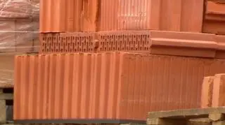 Ile jest cegły... w cegłach? Być może już tej jesieni odpowiedzi na takie pytanie szukać będą Inspektorzy Nadzoru Budowlanego. Ministerstwo Infrastruktury chce dać im nową broń do walki z nieuczciwymi producentami - zakup kontrolowany.