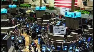 Uspokojenie - ale nie wiadomo czy trwałe. Wprawdzie 4-procentowy wtorkowy wzrost na Wall Street w reakcji na kolejne, głębokie cięcie stóp procentowych przez amerykański bank centralny, przywróciło nadzieję na poprawę na amerykańskich i światowych rynkach, ale już w środę inwestorzy patrzyli na sytuację z rezerwą. Sytuacja finansowa banków, wynikająca z problemów z kredytami hipotecznymi, okazuje się być jednym z głównych powodów kryzysu. Niestety, końca kryzysu jeszcze nie można ogłaszać. 