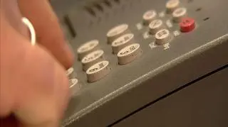 Wykręć numer swojemu operatorowi, czyli spróbuj przenieść numer komórkowy w 24 godziny. Od lipca możesz, bo gwarantuje Ci to prawo. Dwóch największych operatorów złożyło jednak odwołanie od decyzji Urzędu Komunikacji Elektronicznej, który kazał im - pod rygorem kary - przenosić numery między operatorami za darmo i w ciągu doby a nie w 28 dni, jak było do tej pory. Operatorzy złożyli do UKE wnioski o „zawieszenie realizacji uprawnień konsumenta” UKE mówi - nie ma mowy 