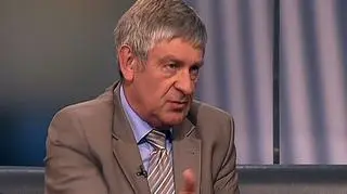 Dziurawa, bez pasa awaryjnego, albo tylko z jednym pasem - stale remontowana i droga. Autostrada po polsku. Mariusz Fras jako pierwszy kierowca w Polsce,wygrał proces przeciwko wyrobom autostradopodobnym. Nie zapłacił za przejazd płatnym odcinkiem autostrady A4 i nie zapłacił za to grzywny, bo sad stanął po jego stronie. O stanie polskich "autostrad" w magazynie "Fakty ludzie pieniądze" z byłym Generalnym Dyrektorem Dróg Krajowych i Autostrad, Zbigniewem Kotlarkiem rozmawiał Rafał Wojda.