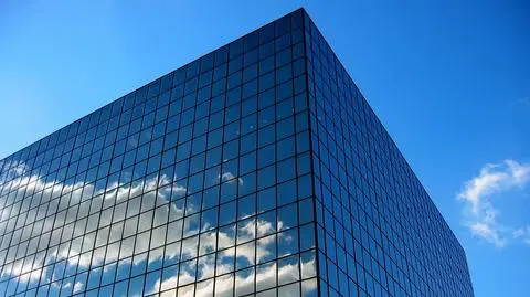 Firmy zatrudniają, a wydajność rośnie