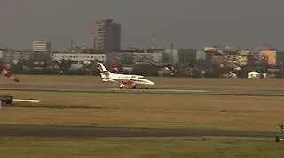 Nowy terminal na warszawskim lotnisku, pierwszy zagraniczny inwestor w polskim porcie lotniczym, dodatkowe pieniądze na rozwój lotnisk regionalnych - spore zmiany na polskim rynku lotniczym. Regionalne porty lotnicze rosną w siłę - w ubiegłym roku odprawiły 10 milionów pasażerów, tyle samo ile warszawskie Okęcie. Co ostatnie zmiany oznaczają dla pasażerów, narzekających na kolejki do odprawy i ciasne terminale - sprawdzał Wojciech Kowalik.