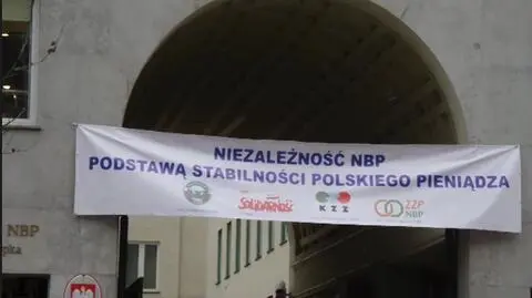Baner na siedzibie NBP. Związkowcy przeciw zmianom w przepisach