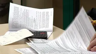 Zbliża się termin rozliczenia zeznań podatkowych za 2008 rok. Część podatników będzie się cieszyć ze zwróconego podatku, inni będą rozpaczać, bo muszą dopłacić. Co zrobić, gdy nie ma z czego? Sprawdzał Marek Klapa.